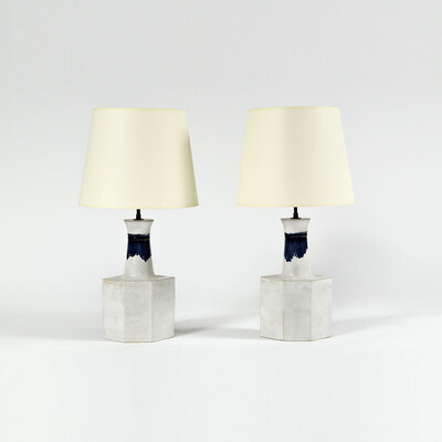 paire de lampes céramique blanches bandeau bleu marine Bruno Gambone