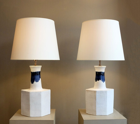paire de lampes céramique blanches bandeau bleu marine Bruno Gambone