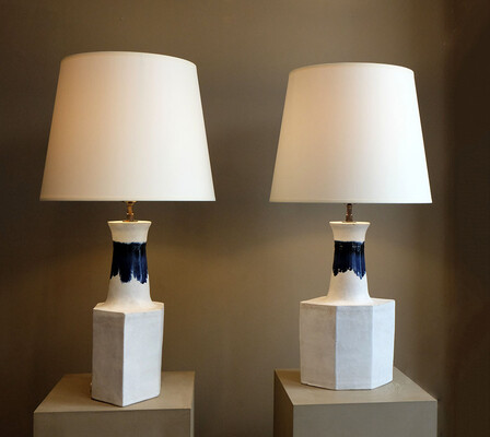 paire de lampes céramique blanches bandeau bleu marine Bruno Gambone
