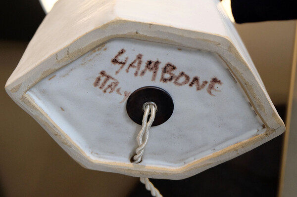 paire de lampes céramique blanches bandeau bleu marine Bruno Gambone